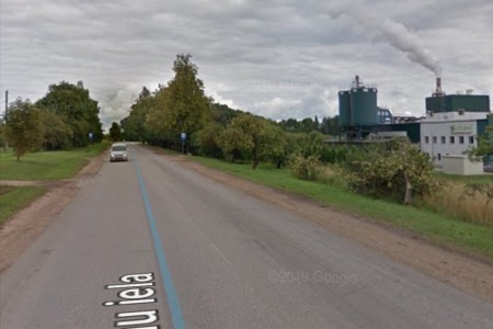 Uz Zīlānu ielas izlijis ūdens, kas  var sasalt