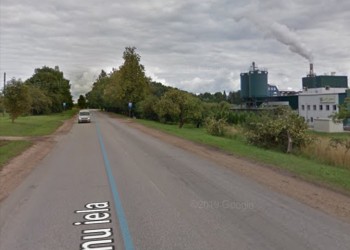 Uz Zīlānu ielas izlijis ūdens, kas  var sasalt